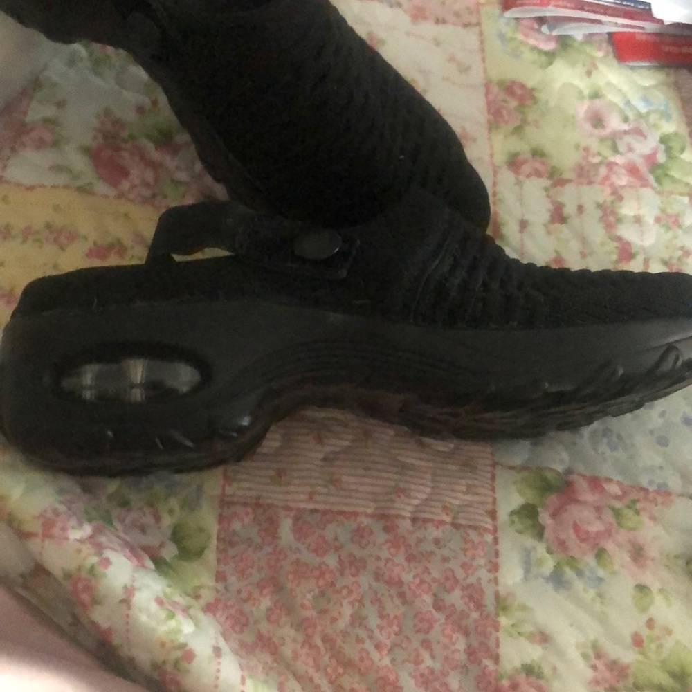 Clogs stretchy material very comfortable